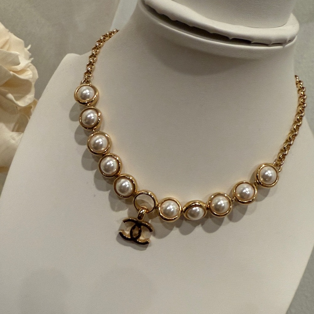 Chanel 2024 Bead Strand CC Gold and Cream Pearl Necklace - Picture 3 of 10